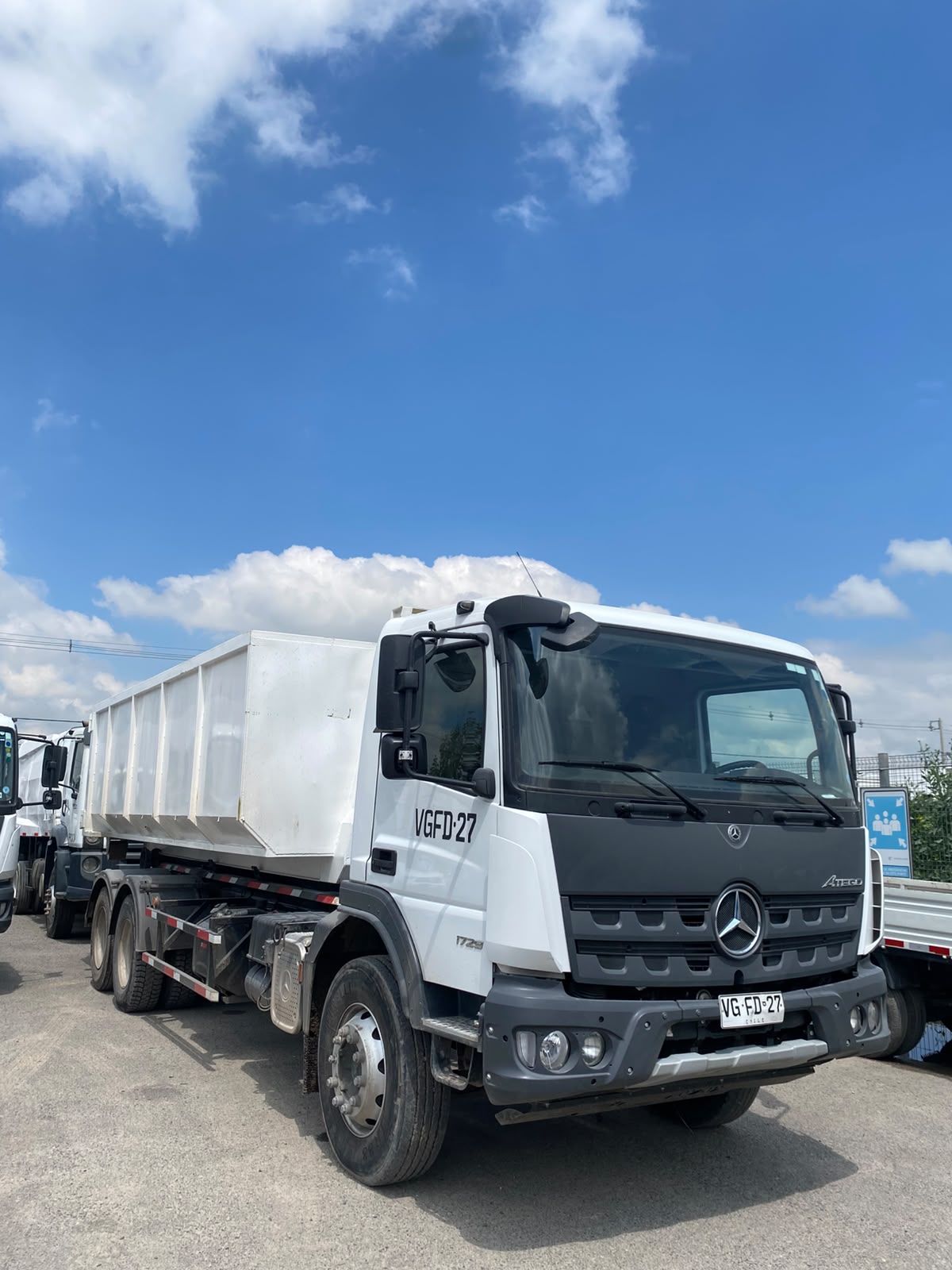 Camión Ampliroll , Mercedes Benz Atego 1729 KO/48 AT 2026 REF#27 - Imagen 3