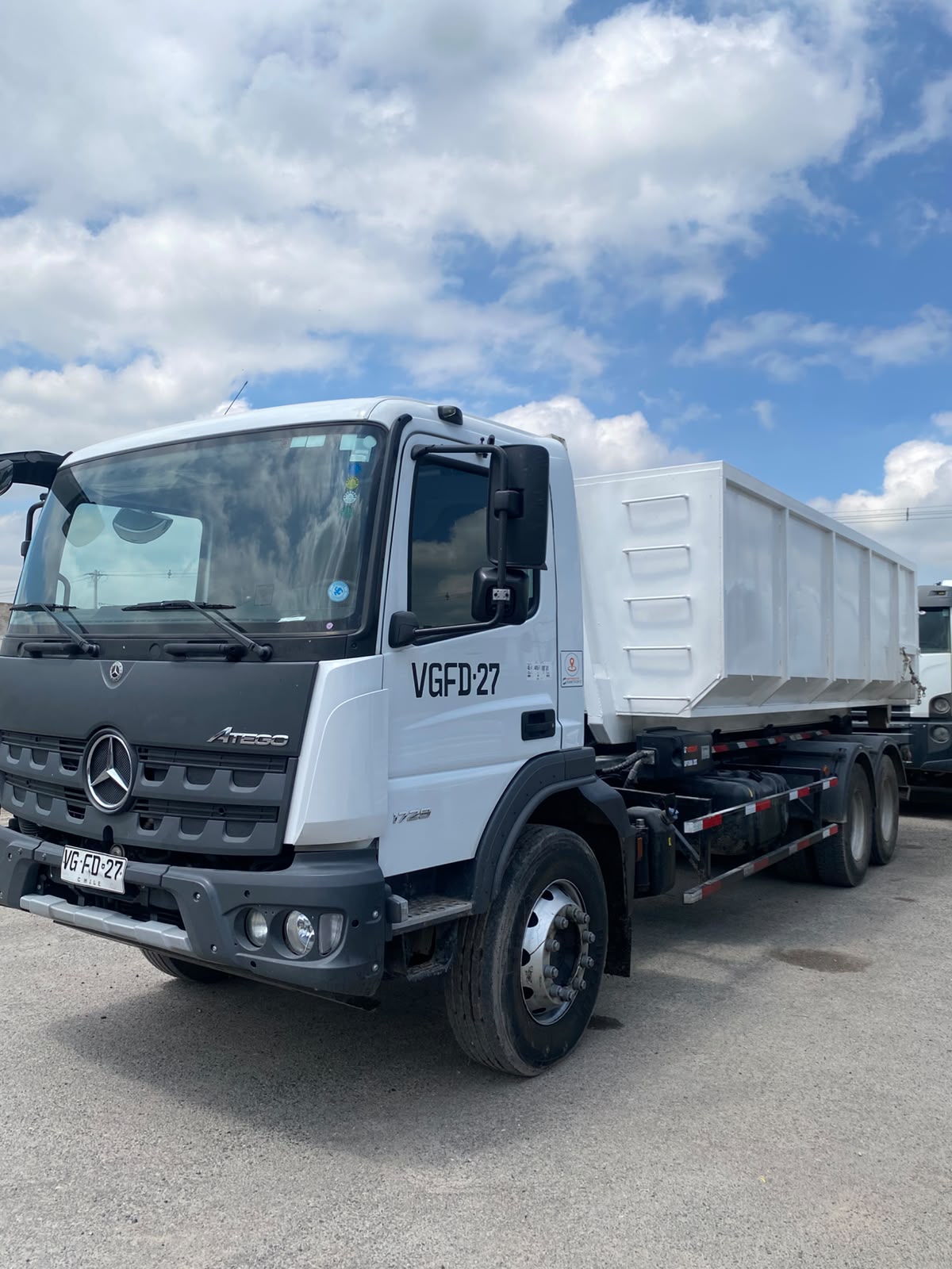 Camión Ampliroll , Mercedes Benz Atego 1729 KO/48 AT 2026 REF#27 - Imagen 4